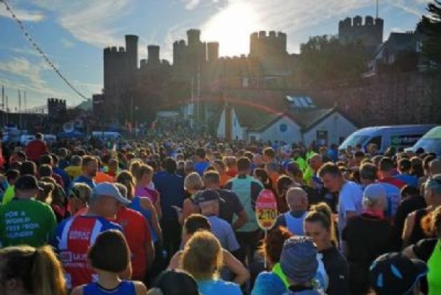 Imagen de la salida de la Media Maratón de Conwy