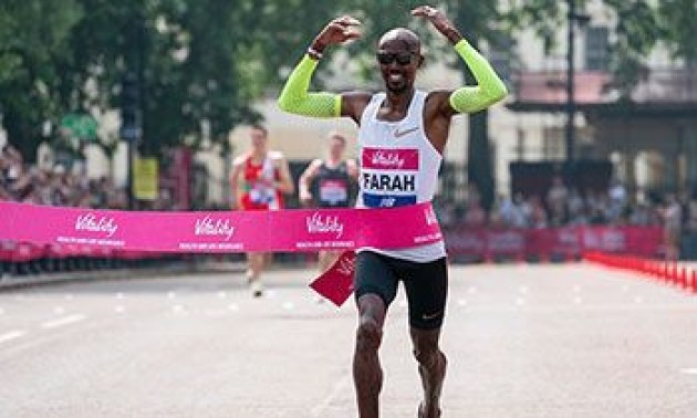 Mo Farah, cruzando la meta en 2018