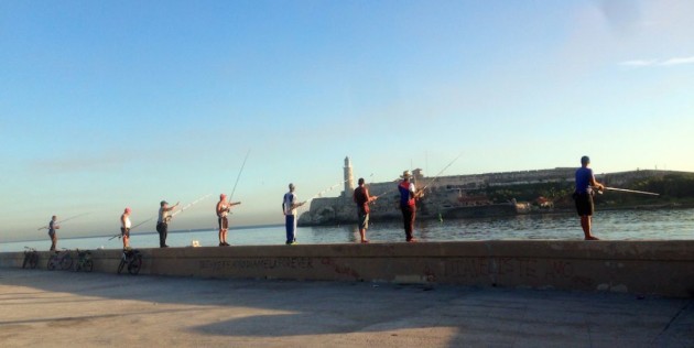 Un pequeño descanso en el Castillo de la Punta viendo a la gente pescar. (Foto de @ximotamarit)