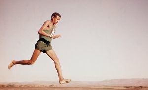 Bikila volvió a ganar el maratón olímpico en Tokio en 1964 y fue un héroe en su país